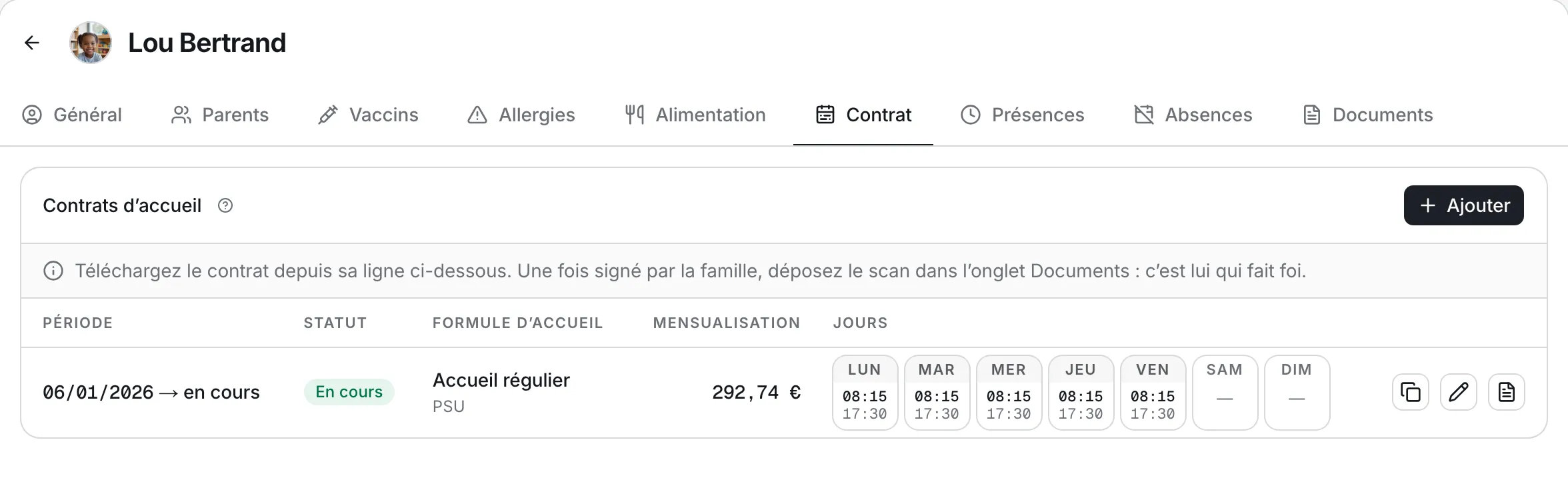 L’onglet Contrat d’une fiche enfant : planning hebdomadaire et informations de facturation.